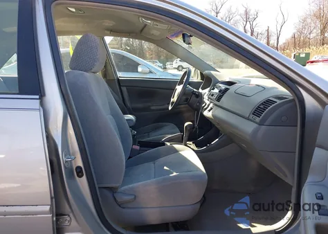 2004 Toyota Camry Le z USA, uszkodzony, nr VIN 4T1BE32K04U842793